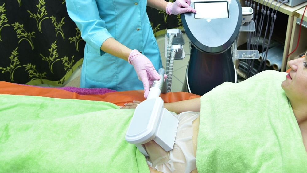 Master carries out Coolsculpting-procedure in body shaping