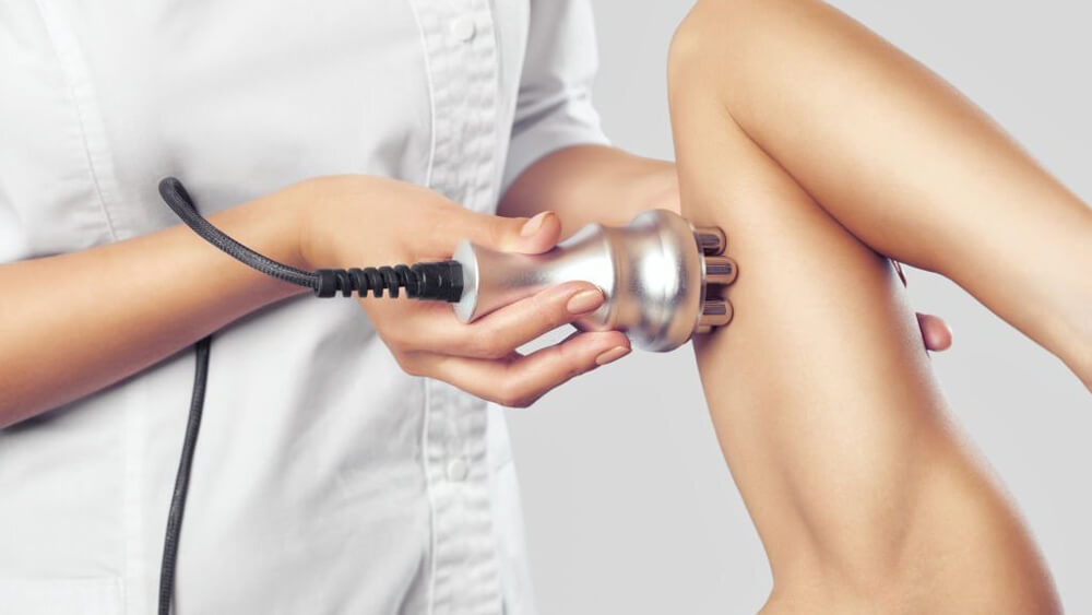 Doctor does the RF lifting procedure on the upper arm of a woman